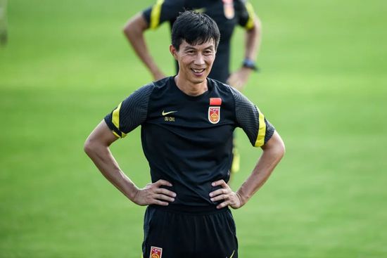 到此，诺兰现实上在《暗中骑士突起》中做了一个史无前例的超等英雄，由于之前所有的超等英雄只是冲击黑恶权势的浪漫主义者，而在最后一部蝙蝠侠里，诺兰让蝙蝠侠和他代表的公理权势往解决哥谭市内部的底子矛盾金融本钱家和劳苦年夜众之间的矛盾。